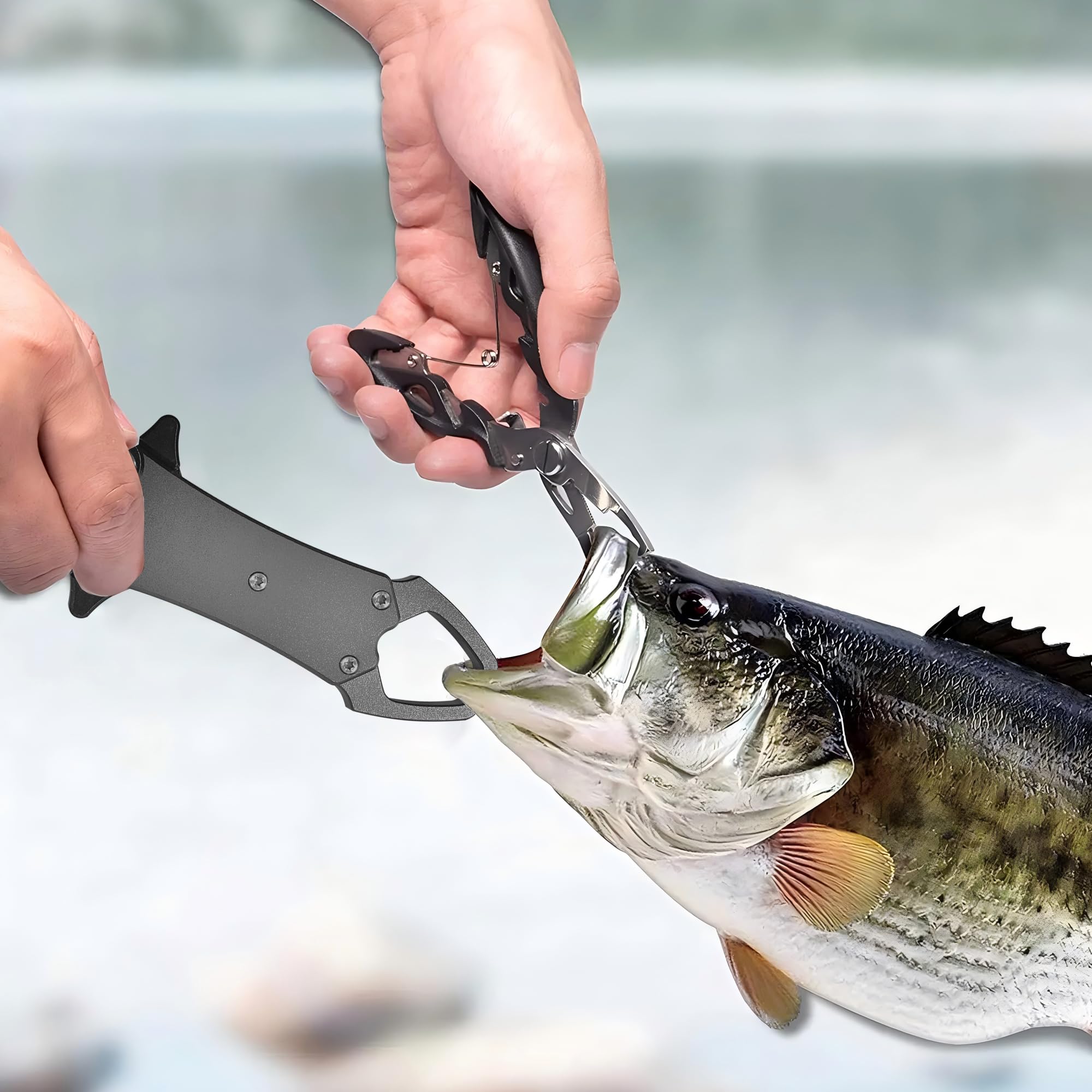 Gripping a fish with the UEDGER tool during use
