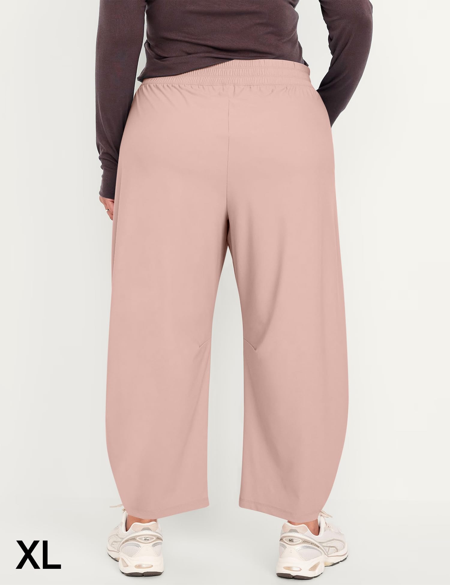 Ugerlov wide-leg barrel pants in motion demonstrates comfort during activity