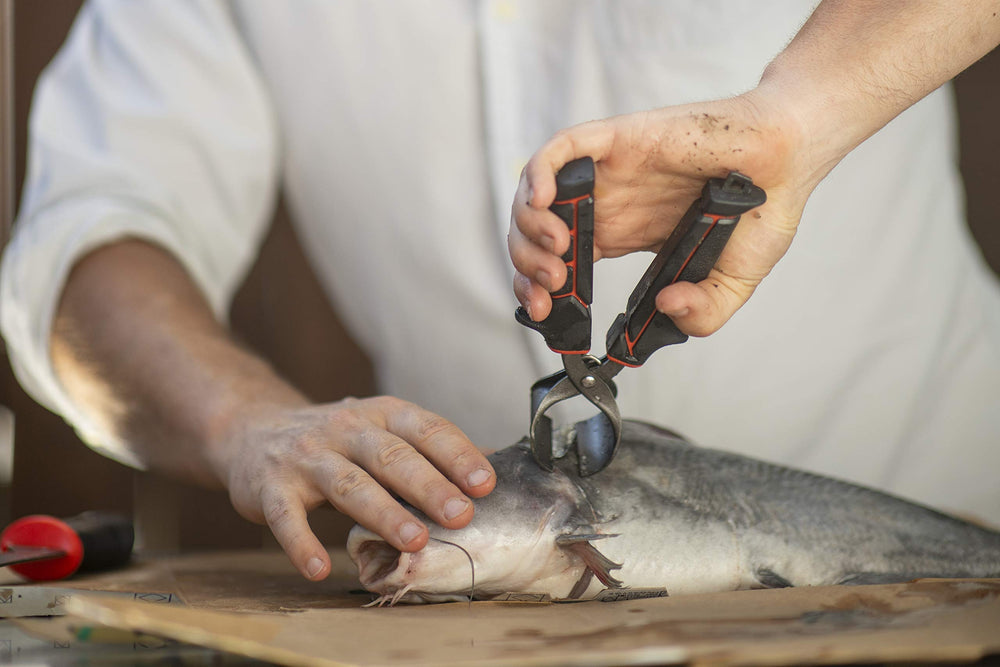 Ugly Stik 36-inch coiled lanyard helps prevent drops overboard.