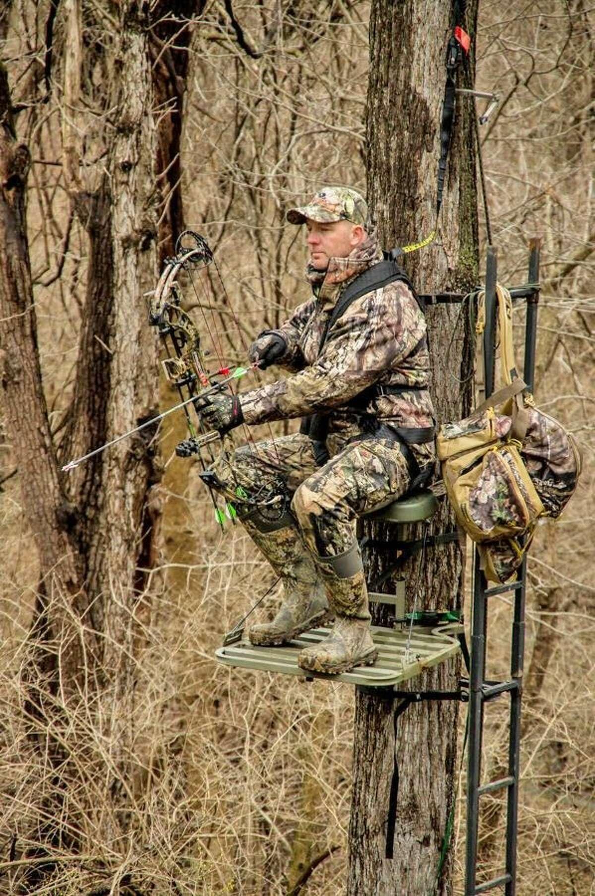 UIIHUNT full-padding-back-waist-leg-comfort padding enhances stability during long hunts.