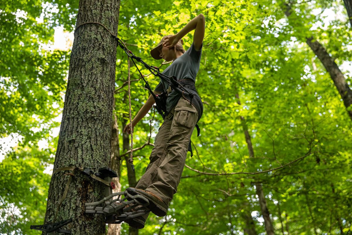 UIIHUNT saddle movement demonstrates 360-degree mobility in hunting.