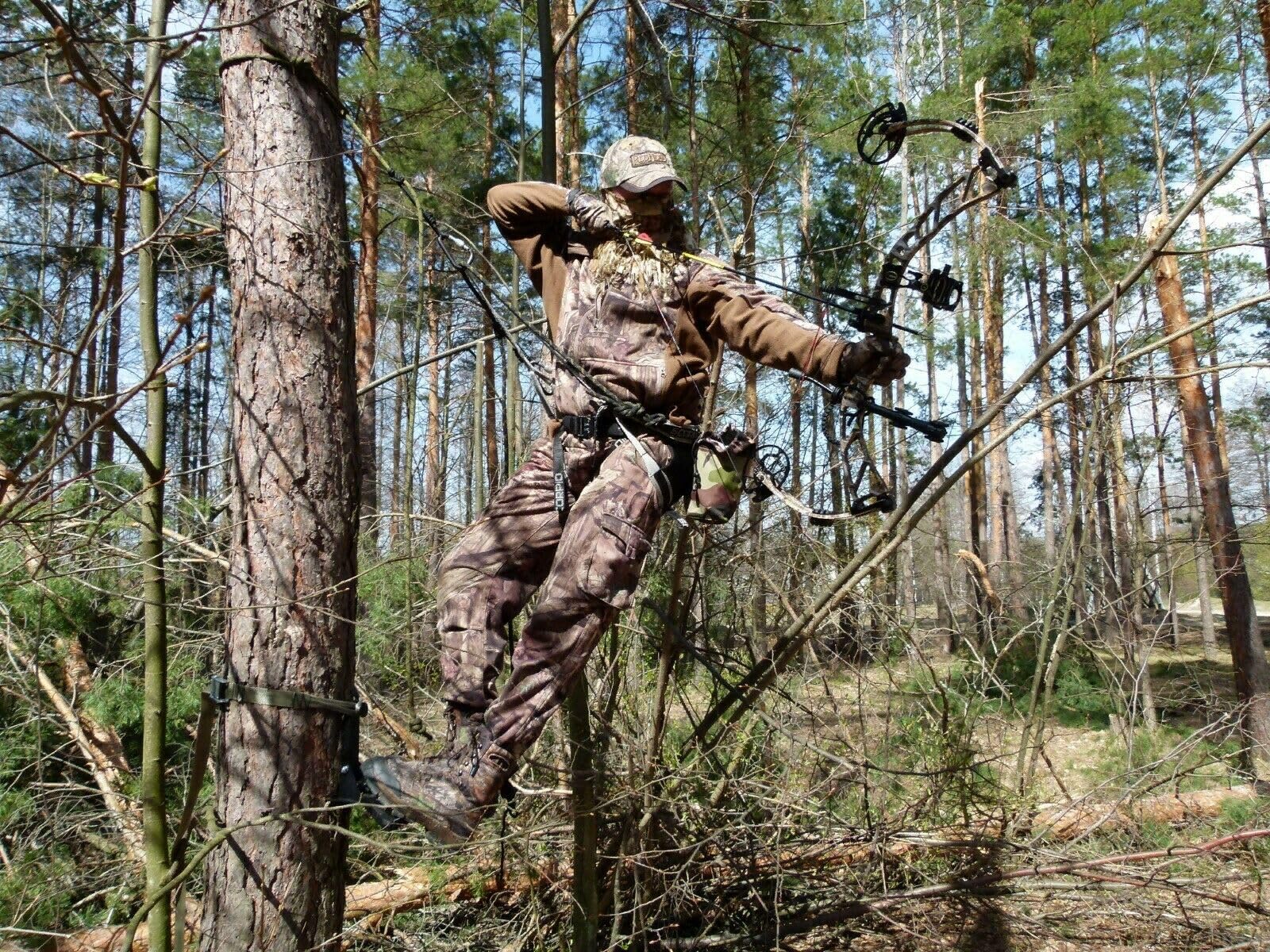 UIIHUNT Tree Saddle Gen1 weight rating 300 lbs supports a broad range of hunters.