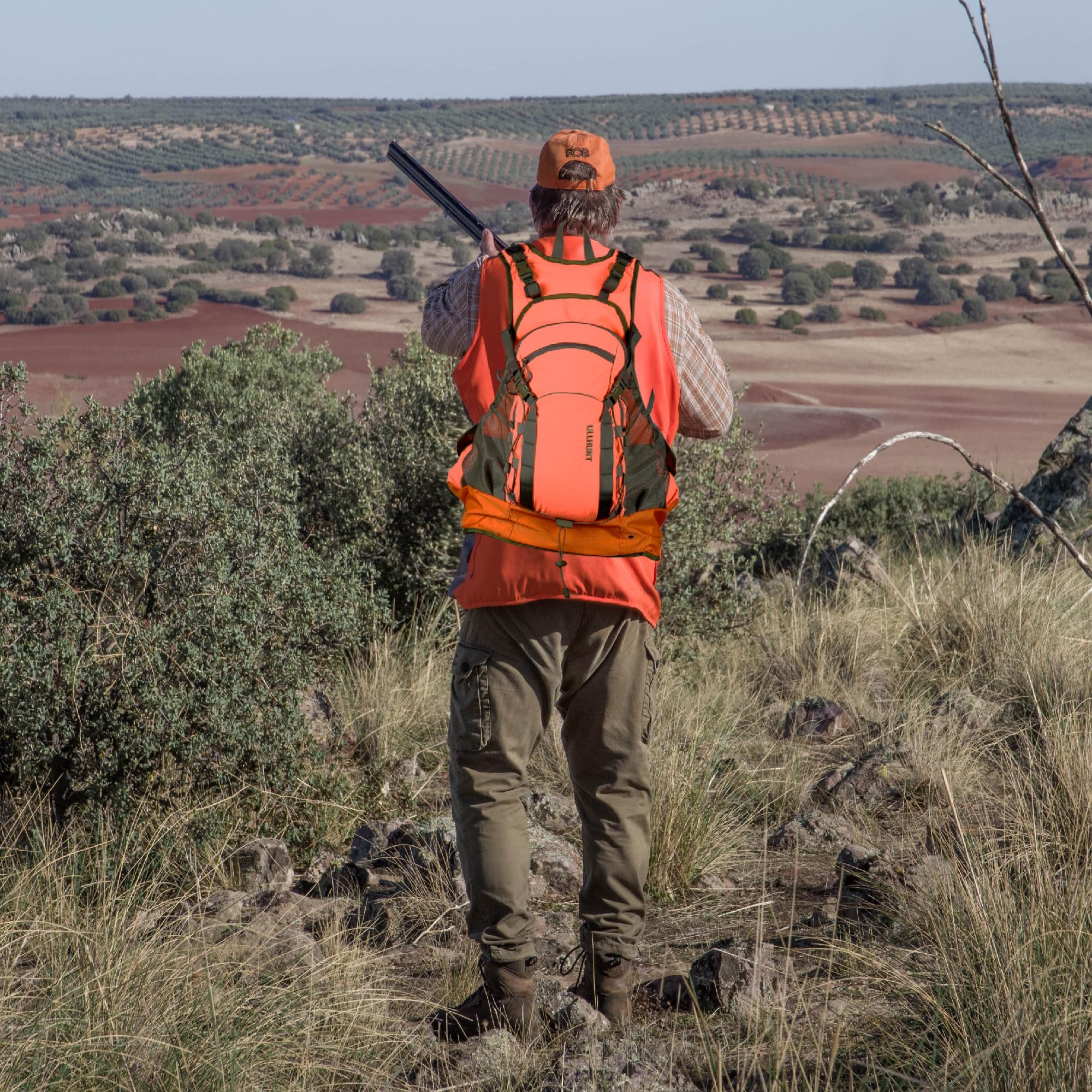 UIIHUNT shoulder harness detail shows adjustable fit and load stability.