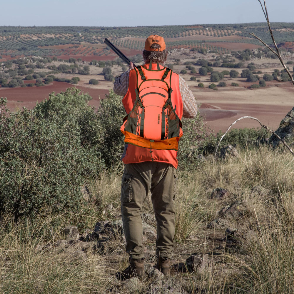 UIIHUNT shoulder harness detail shows adjustable fit and load stability.