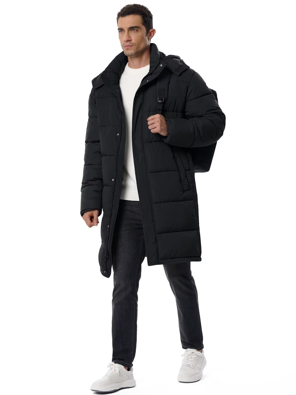 UIQUR men's puffer worn during winter activity, emphasizing warmth and mobility.