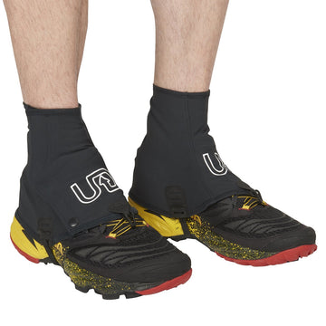 Ultimate Direction FK Gaiter black side adjustment for varied shoe shapes.