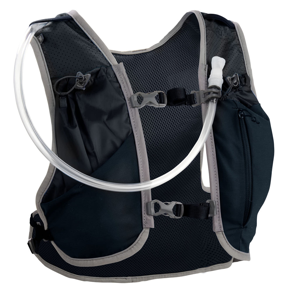 Ultimate Direction Highland Hydration Vest reservoir 1.5L connected for hydration