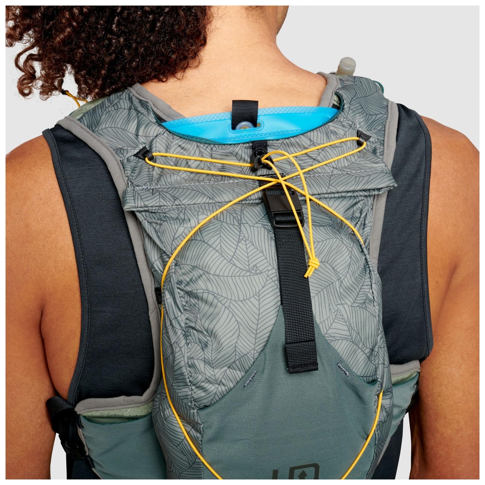 Ultimate Direction Highland Vest XS Verdant bottle holder keeps hydration handy