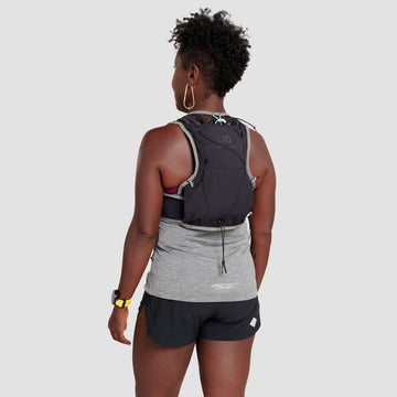Front zip pocket of Ultimate Direction Vesta 6.0 for quick access to essentials