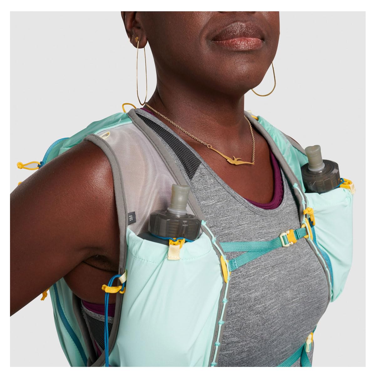 Ultimate Direction Womens Ultra Vesta 6.0 main zippered compartment stores essentials securely.