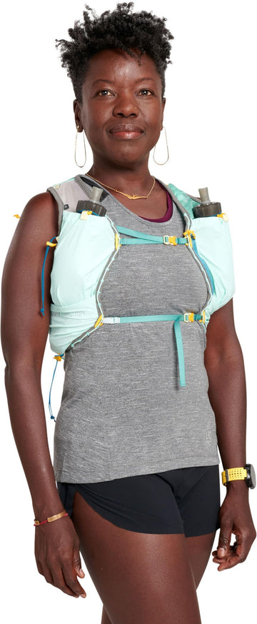 Ultimate Direction Ultra Vesta 6.0 reservoir and bottle pocket supports hydration on the move.