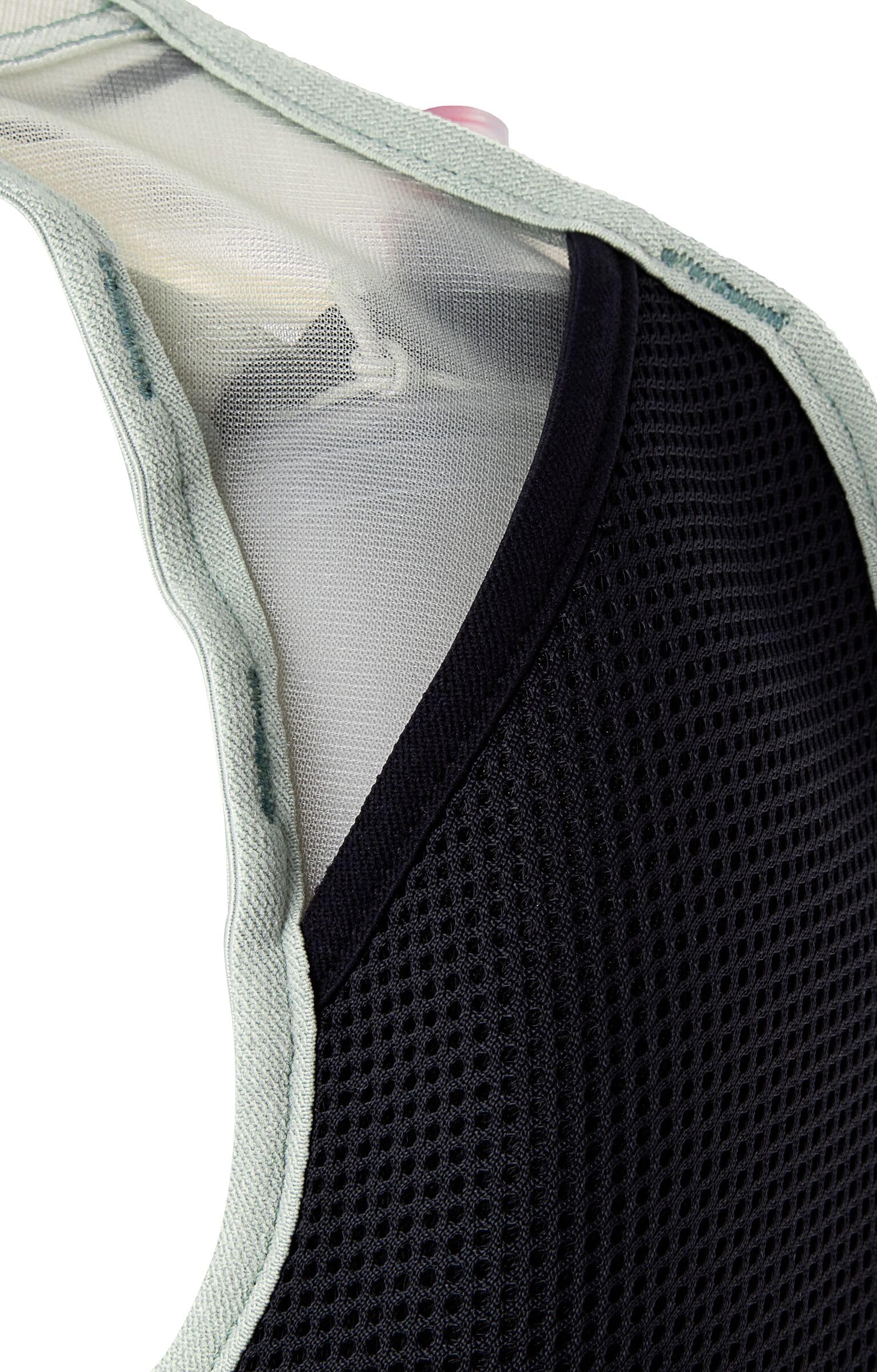 UltrAspire Big Bronco includes 2x500mL SoftFlasks for on-the-go hydration.