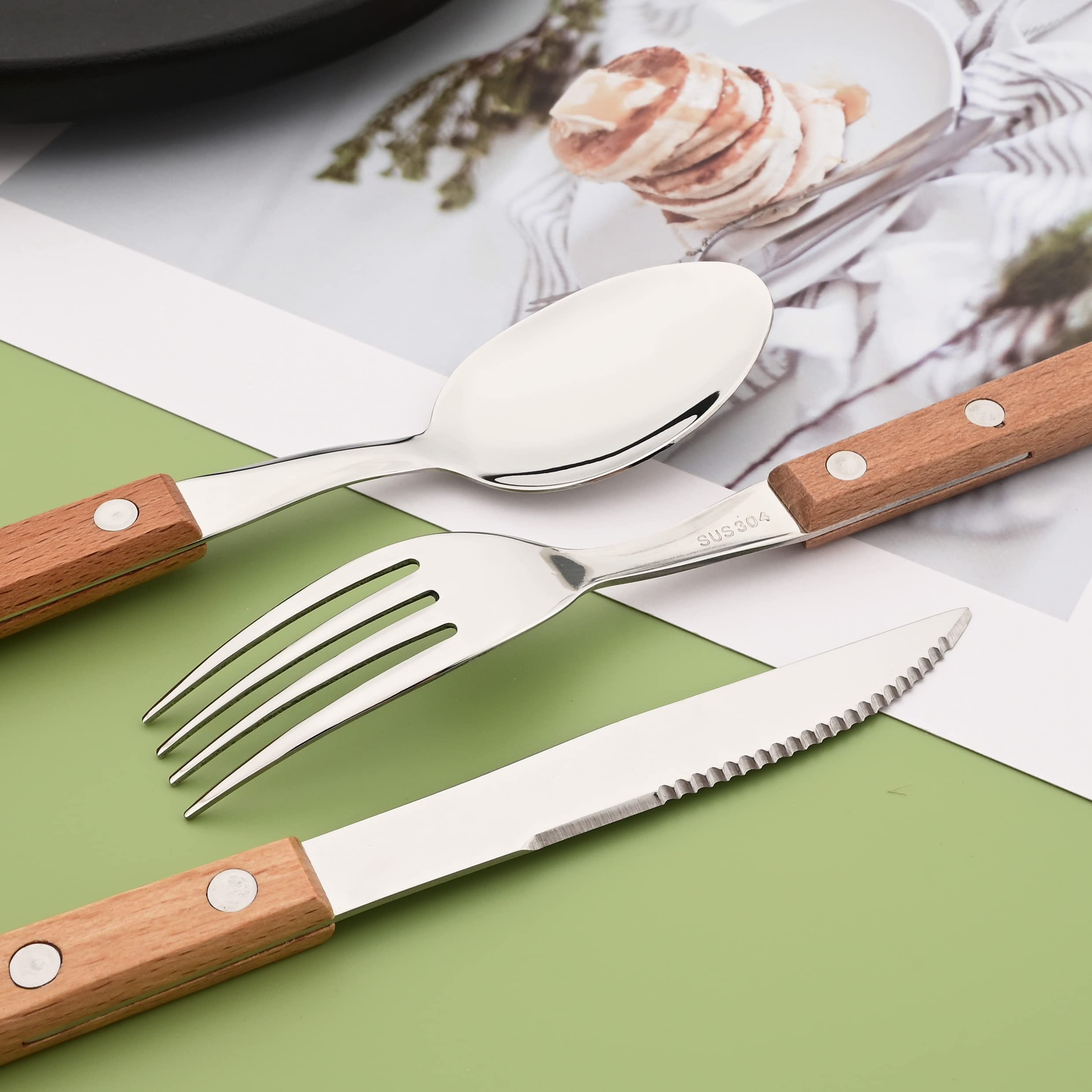 Uniturcky dinner knives with natural wood handles for effortless dining.