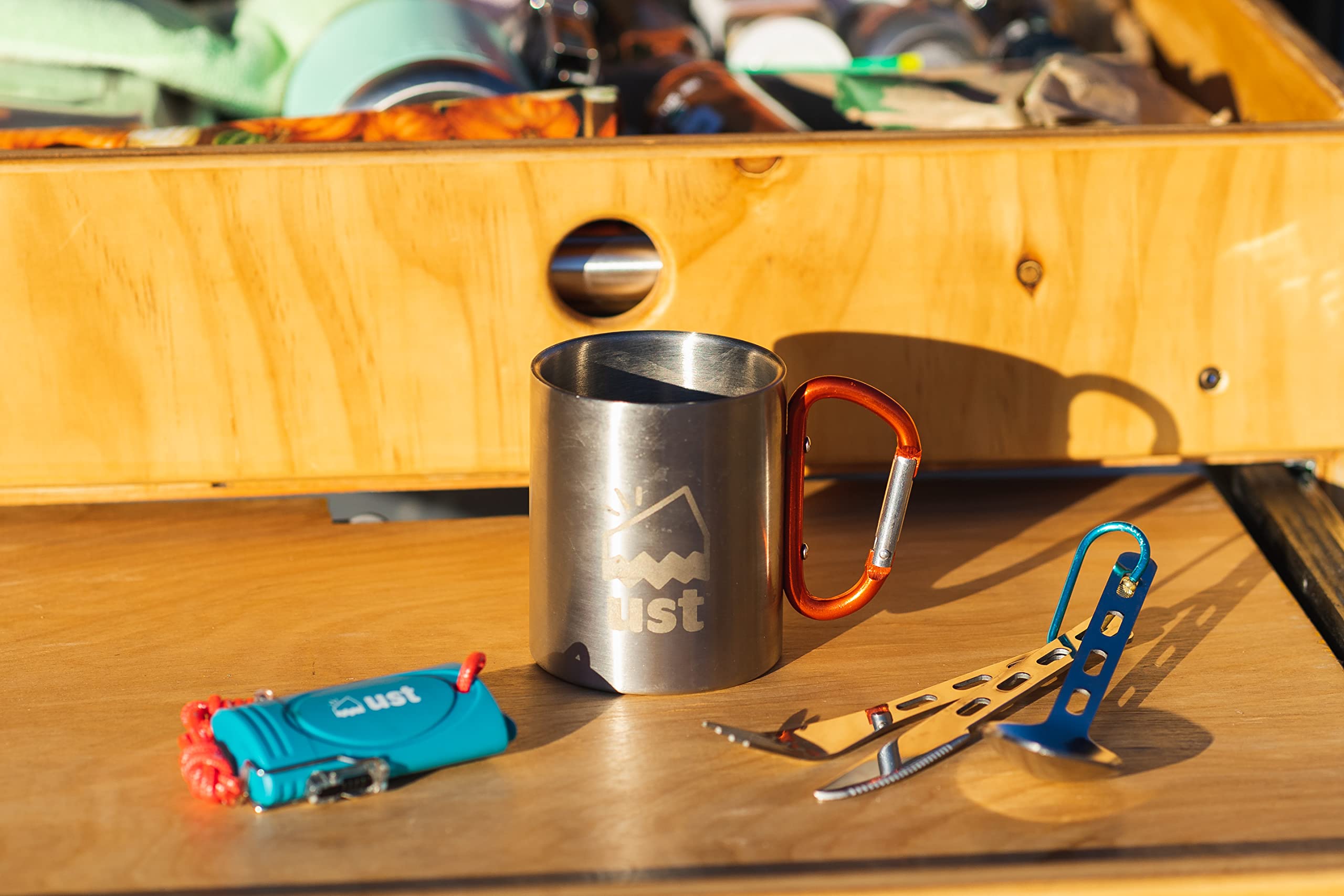 ust KLIPP Biner Mug 1.0 stacks neatly in a gear kit for compact storage.