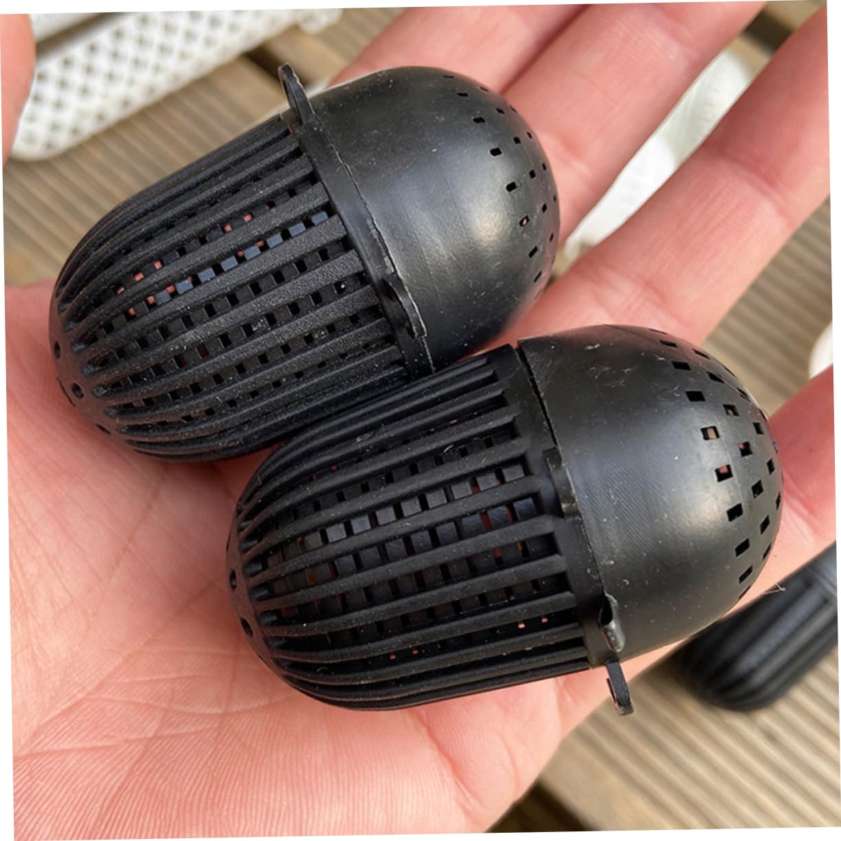 Bait cage design showing easy bait removal