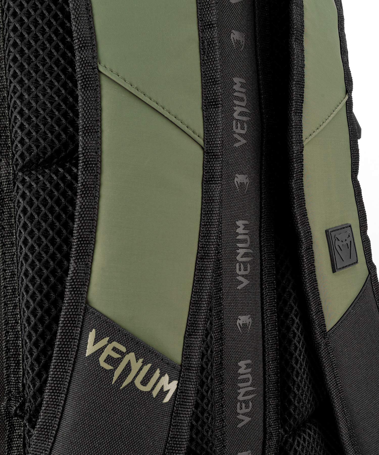 Venum Challenger Xtrem Evo adjustable foam-padded shoulder straps