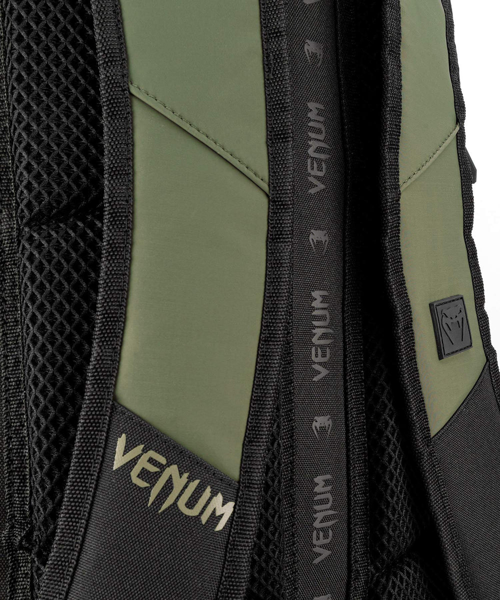 Venum Challenger Xtrem Evo adjustable foam-padded shoulder straps