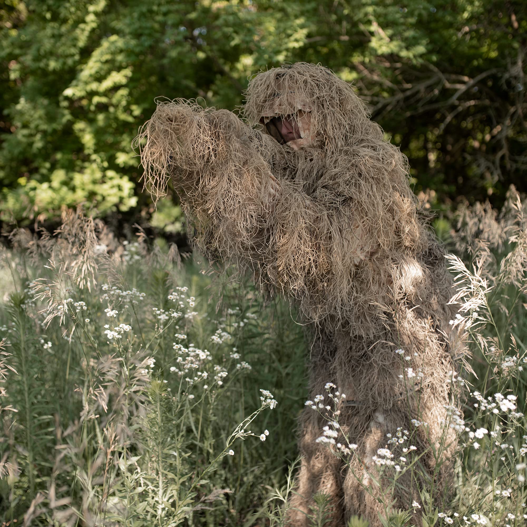 VIVO Ghillie Suit concealment in forest scenes helps observation sessions.