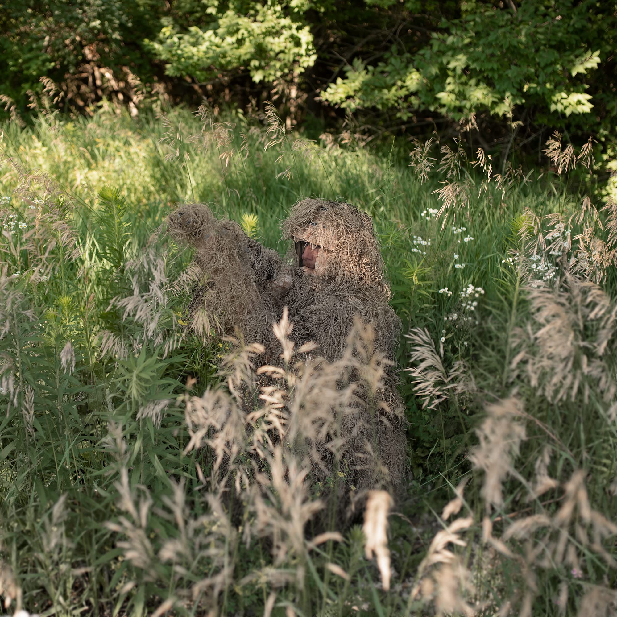 VIVO Ghillie Suit woodland camouflage in action demonstrates effective concealment.