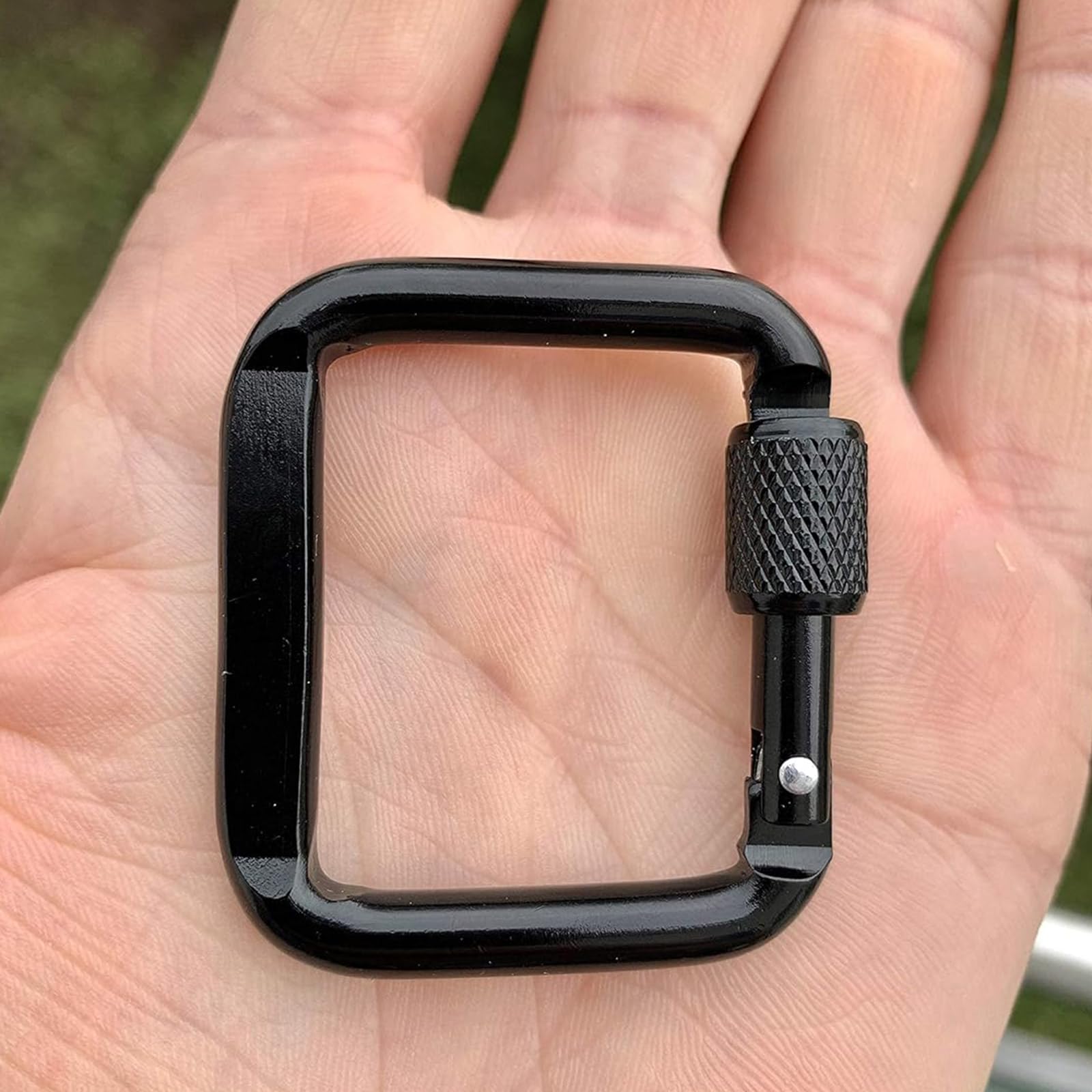 VONNST compact carabiner clip adds style to any backpack setup