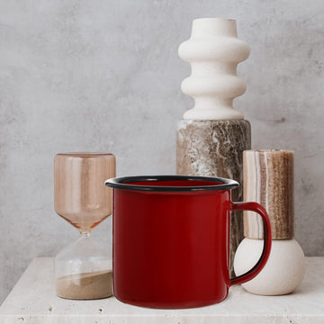 VOSAREA enamel mug showcased indoors and outdoors for versatility