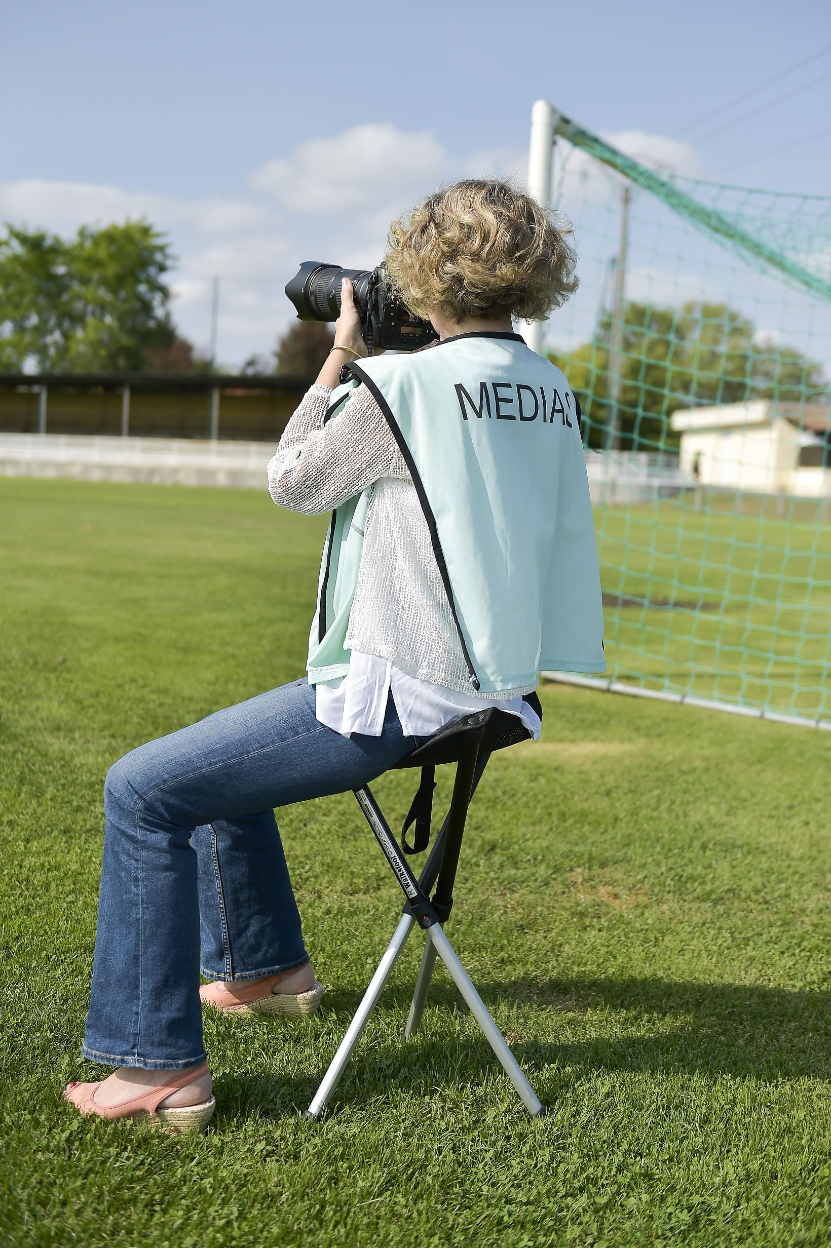 Walkstool Comfort ergonomic mesh seat supports long-session sitting outdoors.