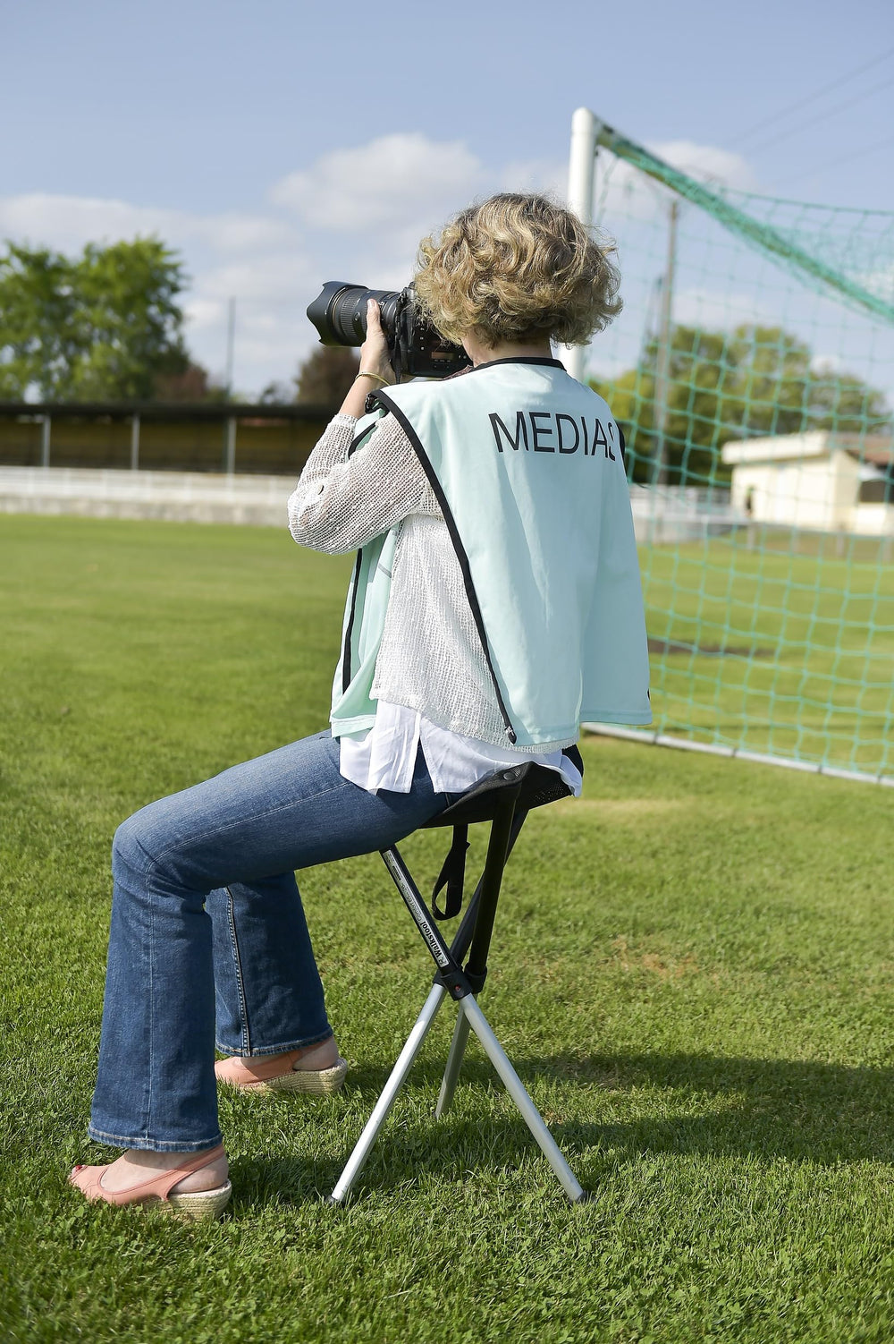 Walkstool Comfort ergonomic mesh seat supports long-session sitting outdoors.