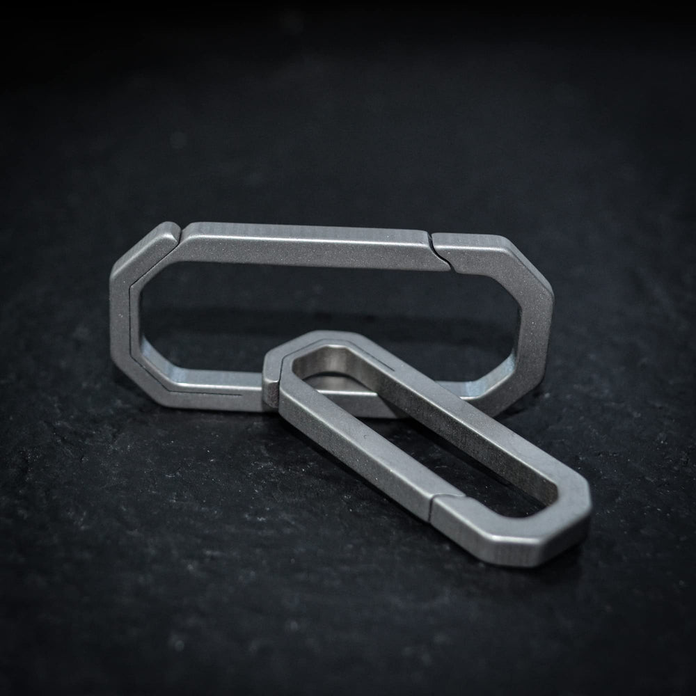 WANERSEN corrosion-resistant titanium carabiner endures high temp conditions and outdoor use.
