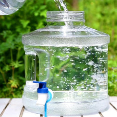 Clear BPA-free Water Container monitoring remaining water