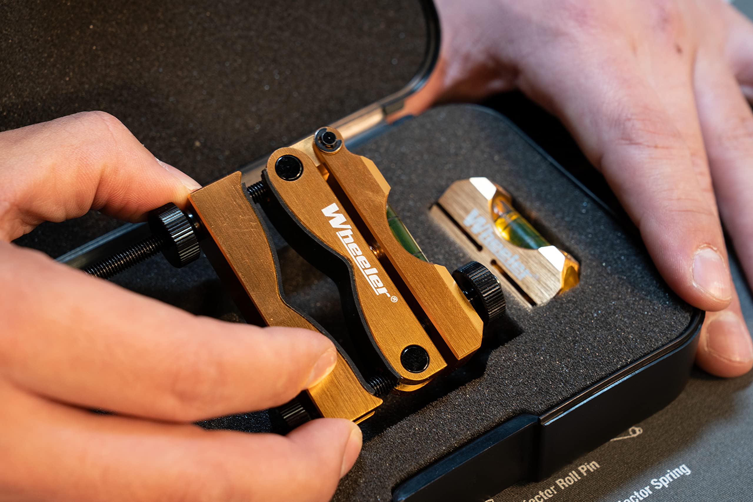 Reticle leveling components with bubble level and magnetic reference bottom