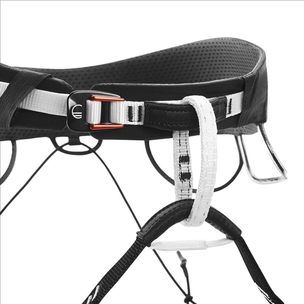 Wild Country Mosquito Harness laminated waistbelt evenly distributes weight for freer movement.