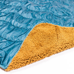 Wilderdog blanket with water-resistant shell protects surfaces during damp grass.