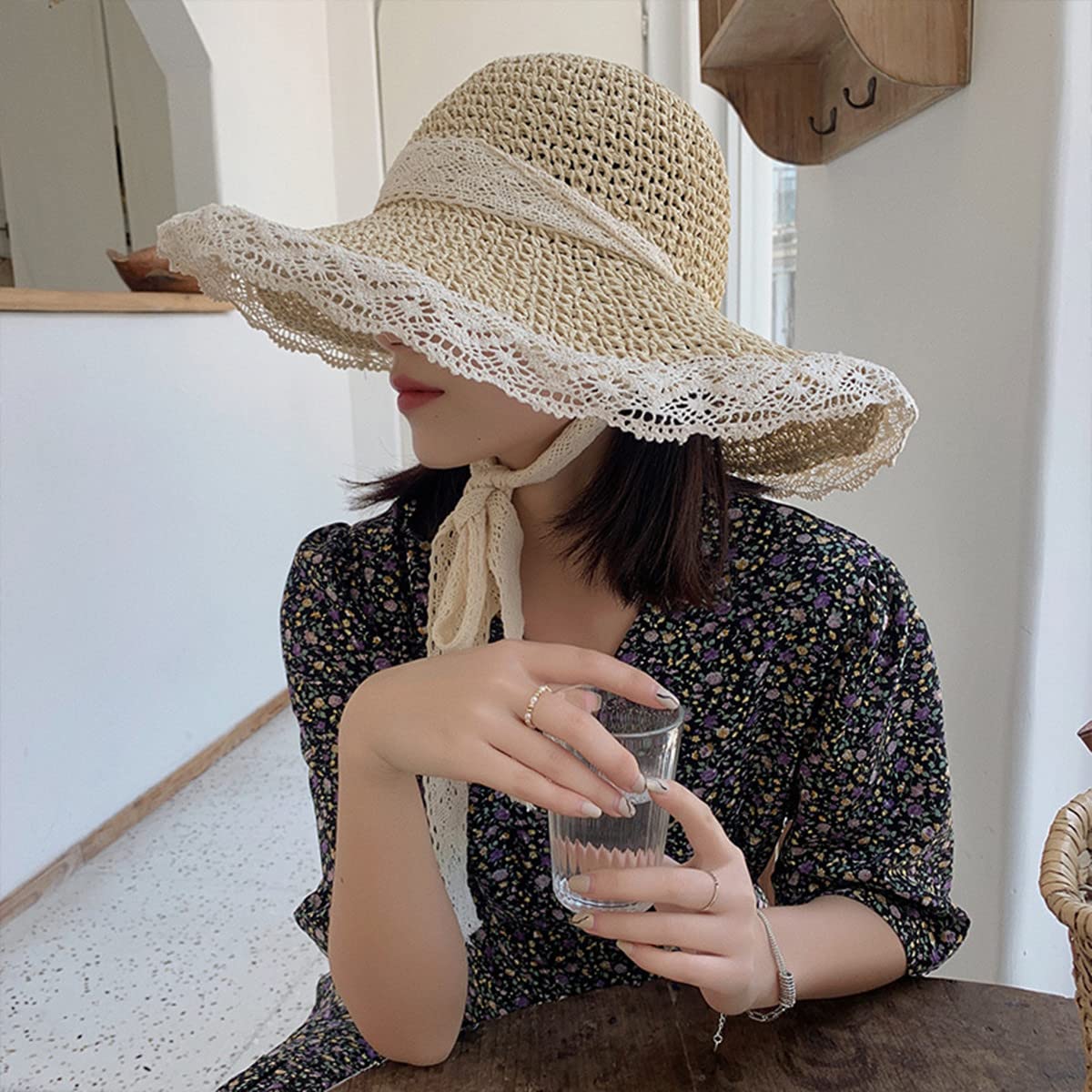 Travel-friendly foldable sun hat in beige
