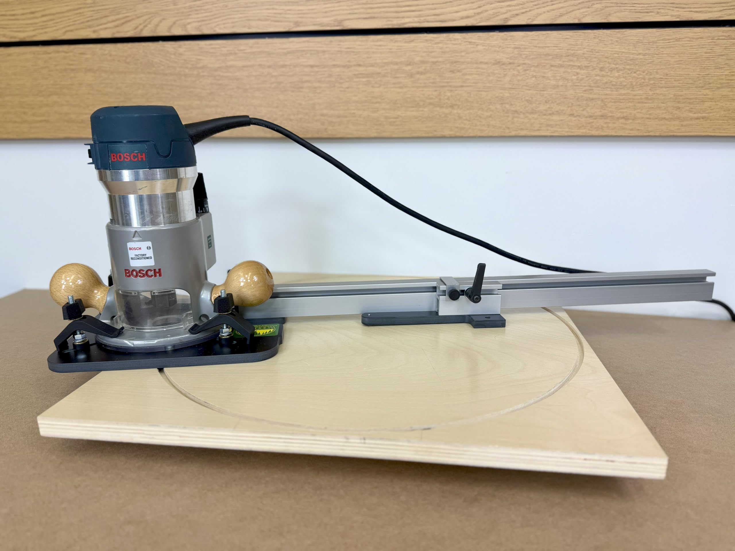 Woodhaven 3260 circle jig in-use circle cutting illustrates clean, consistent radii.