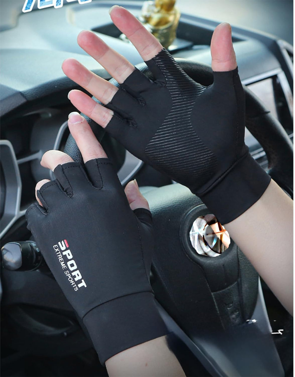 XuoAz sailing gloves protecting hands in sun during paddling and steering.