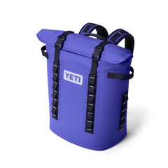 YETI Hopper M20 MAGSHIELD seal demonstrates secure close with light push.