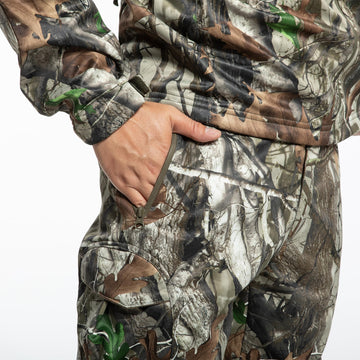 YEVHEV hunting pants camo tree pattern helps blend into forest environments.