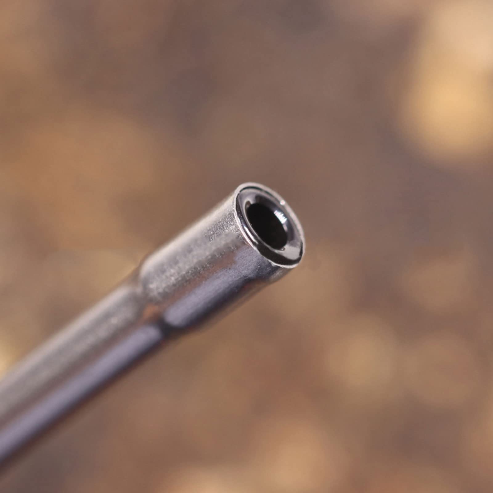 Compact 11 cm spool threader for fly tying