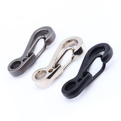 Yosoo alloy paracord clip shown on a backpack clasp for secure daily use