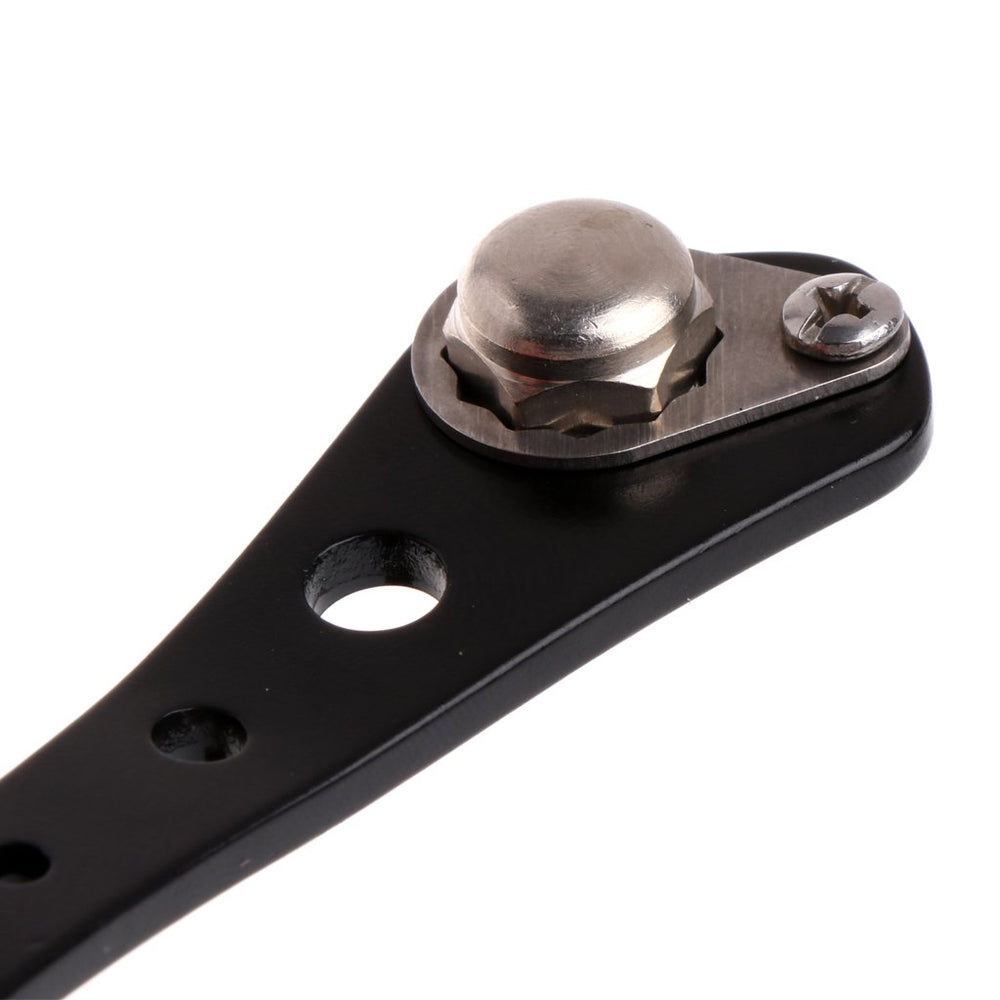 Single-handle design offers smooth control on baitcasting reels